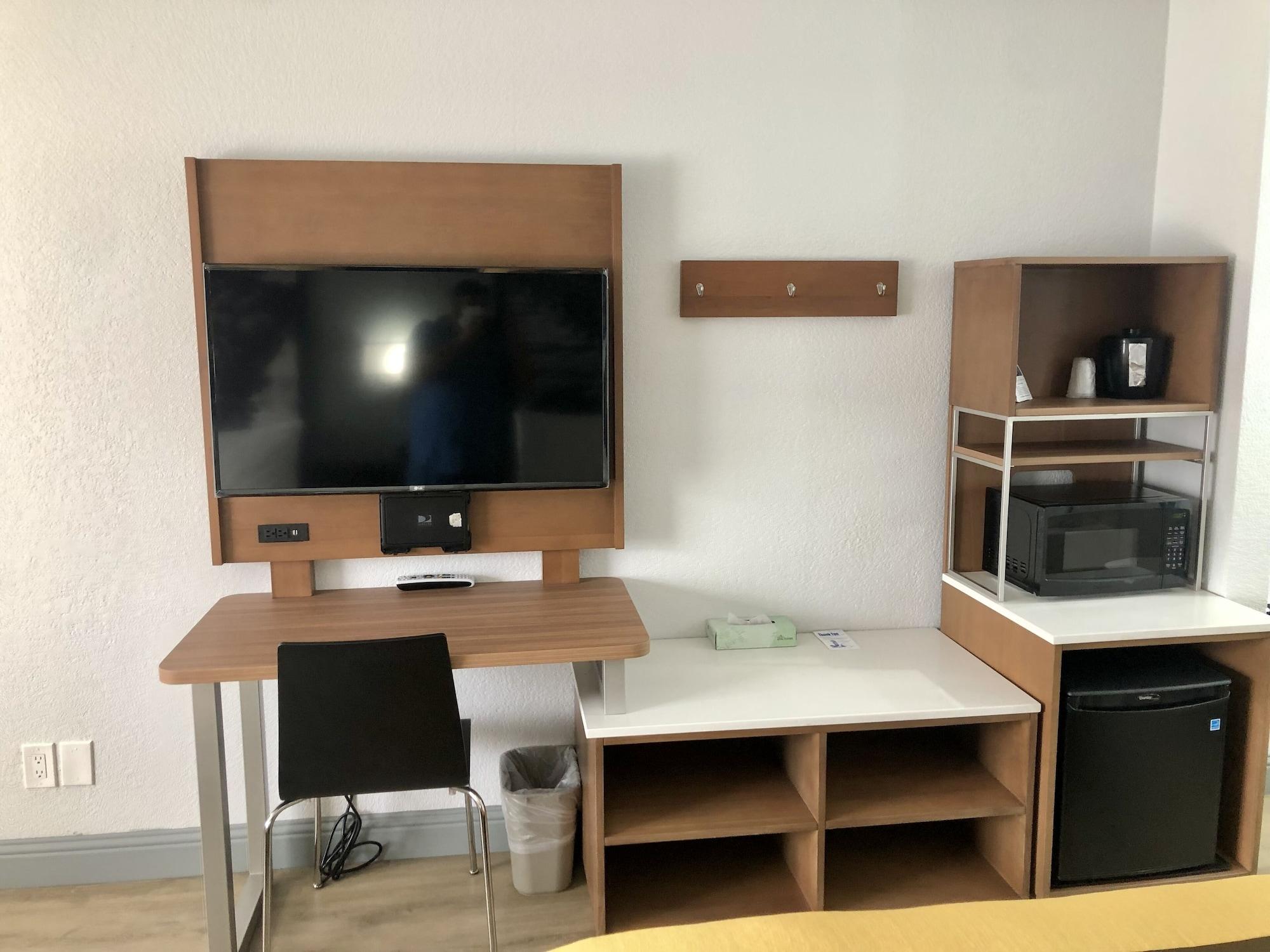 布拉格堡速8酒店 外观 照片